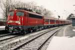 DB: N-Wagenpendelzug auf der Fahrt nach Konstanz mit der 110 470-2 bei einem Zwischenhalt in Radolfzell im Februar 2004.