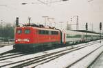 Am 13 J�nner 2000 zieht 110 257 ein Belgischen Internationalzug durch K�ln-Deutz.