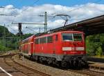 111 096-4 schiebt den RE 9 (Rhein-Sieg-Express) Siegen - K�ln - Aachen am 22.07.2012 vom Bahnhof Betzdorf/Sieg weiter in Richtung K�ln.