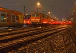 Blick auf den n�chtlichen Abstellbereich im Hbf Siegen am 21.03.2013 um 2:30 Uhr - im Vordergrund, eingerahmt von Flirts, die  111 152-2 mit Dosto´s von dem RE 9 rsx - Rhein-Sieg-Express.