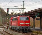 Die 111 010-5 (91 80 6111 010-5 D-DB) der DB Regio NRW schieb den RE 9 (rsx - Rhein-Sieg-Express) Siegen - Köln - Aachen am 10.01.2015 vom Bahnhof Betzdorf/Sieg weiter in Richtung Köln.
