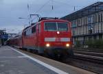DB Regio: Ausfahrt des RE Regensburg-München Hauptbahnhof mit der 111 017-7 bei abendlicher Stimmung in Regensburg am 19.