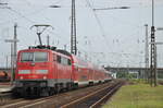 111 219-3 verl�sst mit einer Ersatzgarnitur des RE55 nach W�rzburg am 26.08.2017 den Hanauer Hbf.
