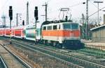 Am 13 April 2001 verlässt 111 137 Köln Deutz.