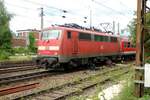 111 026-1 mit Nahverkehrszug in Ulm am 03.07.2002.