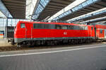 Seitenportrait der 111 110 (91 80 6111 110-3 D-DB) der DB Regio Bayern am 28 M�rz im Hauptbahnhof M�nchen, mit dem RB16 (M�nchen–Treuchtlingen).