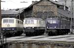 111 084-0; 118 028-0 und 118 027-2 bei einer Führung an der Drehscheibe in Würzburg am 22.04.1981.