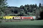111 mit City-Lackierung und Dosto-Wagen in rot und der nächste in mintgrün, eine Farbvielfaltzu der Zeit am 17.05.2002.