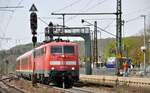 111 131-8 mit Personenwagen, einem Steuerwagen und einem Reisezugwagen (Rückführung Schadwagen?) in Amstetten am 01.05.2024.