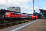 Die 111 115-2 (91 80 6111 115-2 D-DB) der DB Regio NRW mit einem mit n-Wagen-Zug (ex Silberlinge bzw. DB Nahverkehrs-Wagen) am 14 Juni 2013 im Hauptbahnhof Koblenz. Rechts steht der vierteilige Bombardier Talent 2 - 442 207 / 707  Kobern-Gondorf  der DB Regio, als RB 81  Moseltal-Bahn  (Koblenz - Cochem - Trier) zur Abfahrt bereit. 