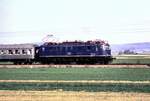 118 039-7 mit Nahverkehrszug im Donautal bei Tapfheim am 15.05.1982.