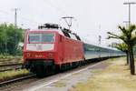 IR aus Karlsruhe durchfahrt mit 120 157 an der Spitze am 13 April 2000 Köln West.