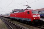 Am 29 Dezember 2018 hält 120 105 mit ein IC nach Hamburg-Harburg in Osnabrück Hbf.