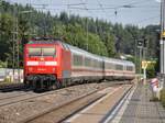 Die ehemalige ZDF Werbelok 120 151-6 mit einem IC in Amstettenam 18.06.2012.