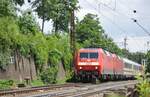 120 111-0 und eine weitere 120 mit IC-Wagen und Liegewagen im Schadzugverband bei Ulm am 09.06.2012.