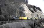 140 331-7 mit Sattelaufliegerzug unterhalb des M�hltalfelsens auf der Geislinger Steige am 03.04.1982.