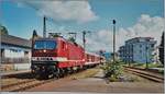 Heute wird in Lörrach  geflirtet  doch damals, im Sommer 2002 prägten noch DB Lok, n-Wagen und Formsiganle das Bild.