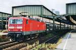 Mit ein Werbegarnitur treft 143 815 am 21 Mai 2005 in Duisburg Hbf ein.