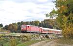 143 882-9 mit Nahverkehrszug bei Urspring am 17.10.2012.
