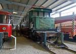 Die DB 144 084-1, ex DB E 44 084, ex DRB E 44 084, ausgestellt am 09.09.2017 in der SVG Eisenbahn-Erlebniswelt Horb (Eigentum DB Museum Nürnberg, Leihgabe an die Eisenbahnerlebniswelt Horb).

Die E44 wurde 1938 von der Krauss-Maffei AG in München-Allach unter der Fabriknummer 15650 (mechanischer Teil) gebaut, der elektrische Teil von SSW - Siemens-Schuckert-Werke GmbH in Berlin unter Fabriknummer 3417 und als E44 084 an die Deutsche Reichsbahn (DRB) geliefert. Die Ausmusterung bei der Deutsche Bundesbahn erfolgte 1984 im BW Würzburg, wo sie bis 1996 als Ersatzteilspender für die E 44 119 stand. Am 2.April 1996 wurde die Lok nach Lichtenfels überführt. Am 7.August 2002 wurde die Lok zusammen mit der E 44 059 als Leihgabe an die Pfalzbahn-Eisenbahnbetriebsgesellschaft in das ehemalige Bw Worms überführt. Schließlich wurde die Lok im Jahr 2011 nach Horb gebracht.

Die Elektrolokomotiven der Baureihe E 44 waren die ersten Elektrolokomotiven in großer Stückzahl auf dem deutschen Schienennetz. Die E 44 stellt einen Meilenstein der Elektrolokomotiventwicklung dar, denn bei ihr wurde erstmals bei einer größeren Streckenlokomotive auf Vorlaufachsen und Stangenantrieb verzichtet, außerdem wurde der viele Jahre erfolgreiche Tatzlager-Antrieb etabliert. Die als Universallokomotiven konzipierten Lokomotiven erwiesen sich als sehr robust und zuverlässig und prägten den Eisenbahnverkehr in den elektrifizierten Netzen Süd- und Mitteldeutschlands von den 1930er Jahren bis in die 1980er Jahre.

Die Elektrolokomotiven der Baureihe E 44 (ab 1968 bei der DB Baureihe 144 bzw. ab bei der DR 1970 Baureihe 244) wurden ab 1930 von Walter Reichel entworfen. Mit ihrem Konzept als Mehrzweck-Elektrolok, die vor Güter- und Personenzüge gespannt werden konnte, kann dies als Pionierleistung betrachtet werden. Die ersten Maschinen wurden ab 1932 von der Deutschen Reichsbahn-Gesellschaft (DRG) in Dienst gestellt, nachdem ein Jahr zuvor eine Vorserienlok (E 44 001) von Krauss-Maffei und den Siemens-Schuckertwerken (SSW, elektrischer Teil) entwickelt und durch die DR erprobt wurde. Die Fahrzeuge mit der Achsfolge Bo’Bo’ waren die ersten deutschen Serienelektroloks mit Drehgestellen ohne Laufachsen und Einzelachsantrieb und vorrangig für die ab 1933 neu elektrifizierte Strecke von Augsburg über die Geislinger Steige nach Stuttgart vorgesehen.

Die Lokomotiven bewährten sich dort, so dass weitere Loks an alle wichtigen bayerischen, mitteldeutschen und schlesischen Bahnbetriebswerke, in denen Elektrolokomotiven stationiert waren, geliefert wurden. 

Bis 1945 wurden die Lokomotiven wegen der militärstrategischen Bedeutung, immer mehr unter Verwendung von Heimbaustoffen, unter der Bezeichnung KEL 1 (Kriegsellok 1) beschafft. Insgesamt wurden 174 Maschinen gebaut, von denen jedoch etliche durch Kriegshandlungen einen Totalschaden erlitten und deshalb ausgemustert werden mussten.

Die Mehrzahl der Lokomotiven kam zur Deutschen Bundesbahn. Diese baute sogar sieben Loks nach, da es im Rahmen des Besatzungsstatuts untersagt war, völlig neue Lokomotiven zu entwickeln: 1950 die E 44 181, 1951 die E 44 182 und 183 sowie 1955 die E 44 184 bis 187. Insgesamt verfügte die DB über 125 Lokomotiven. Die DB rüstete mehrere Maschinen für den Wendezugbetrieb aus, kenntlich gemacht durch ein G hinter der Loknummer. Die E 44 mit elektrischer Bremse wurden durch ein W kenntlich gemacht. Diese Lokomotiven wurden u. a. auf der Höllentalbahn im Schwarzwald eingesetzt. Ab 1968 wurde bei der DB die E 44 als Baureihe 144 umgezeichnet. Die Lokomotiven mit elektrischer Bremse wurden in Baureihe 145 (Deutsche Bundesbahn) umgezeichnet.

TECHNISCHE DATEN:
Spurweite: 1.435 mm
Achsanordnung:  Bo'Bo'
Länge über Puffer:  15.290 m
Drehzapfenabstand: 6.300 mm
Achsabstand im Drehgestell: 3.500 mm
Treibraddurchmesser:  1.250 mm
Höchstgeschwindigkeit:  90 km/h
Stundenleistung:  2.200 kW bei 76 km/h
Dauerleistung: 1.860 kW bei 86 km/h
Anfahrzugkraft:  196 kN
Stundenzugkraft: 104 kN
Dauerzugkraft: 78 kN
Dienstgewicht:  78,0 t
Achslast: 19,5 t
Stromsysteme:  15 kV 16 2/3 Hz, Oberleitung
Antrieb: Tatzlagerantrieb
Anzahl der Fahrstufen: 15
Transformator: OFA
