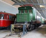 Die DB 144 084-1, ex DB E 44 084, ex DRB E 44 084, ausgestellt am 09.09.2017 in der SVG Eisenbahn-Erlebniswelt Horb (Eigentum DB Museum Nürnberg, Leihgabe an die Eisenbahnerlebniswelt Horb).

Die E44 wurde 1938 von der Krauss-Maffei AG in München-Allach unter der Fabriknummer 15650 (mechanischer Teil) gebaut, der elektrische Teil von SSW - Siemens-Schuckert-Werke GmbH in Berlin unter Fabriknummer 3417 und als E44 084 an die Deutsche Reichsbahn (DRB) geliefert. Die Ausmusterung bei der Deutsche Bundesbahn erfolgte 1984 im BW Würzburg, wo sie bis 1996 als Ersatzteilspender für die E 44 119 stand. Am 2.April 1996 wurde die Lok nach Lichtenfels überführt. Am 7.August 2002 wurde die Lok zusammen mit der E 44 059 als Leihgabe an die Pfalzbahn-Eisenbahnbetriebsgesellschaft in das ehemalige Bw Worms überführt. Schließlich wurde die Lok im Jahr 2011 nach Horb gebracht.

Die Elektrolokomotiven der Baureihe E 44 waren die ersten Elektrolokomotiven in großer Stückzahl auf dem deutschen Schienennetz. Die E 44 stellt einen Meilenstein der Elektrolokomotiventwicklung dar, denn bei ihr wurde erstmals bei einer größeren Streckenlokomotive auf Vorlaufachsen und Stangenantrieb verzichtet, außerdem wurde der viele Jahre erfolgreiche Tatzlager-Antrieb etabliert. Die als Universallokomotiven konzipierten Lokomotiven erwiesen sich als sehr robust und zuverlässig und prägten den Eisenbahnverkehr in den elektrifizierten Netzen Süd- und Mitteldeutschlands von den 1930er Jahren bis in die 1980er Jahre.

Die Elektrolokomotiven der Baureihe E 44 (ab 1968 bei der DB Baureihe 144 bzw. ab bei der DR 1970 Baureihe 244) wurden ab 1930 von Walter Reichel entworfen. Mit ihrem Konzept als Mehrzweck-Elektrolok, die vor Güter- und Personenzüge gespannt werden konnte, kann dies als Pionierleistung betrachtet werden. Die ersten Maschinen wurden ab 1932 von der Deutschen Reichsbahn-Gesellschaft (DRG) in Dienst gestellt, nachdem ein Jahr zuvor eine Vorserienlok (E 44 001) von Krauss-Maffei und den Siemens-Schuckertwerken (SSW, elektrischer Teil) entwickelt und durch die DR erprobt wurde. Die Fahrzeuge mit der Achsfolge Bo’Bo’ waren die ersten deutschen Serienelektroloks mit Drehgestellen ohne Laufachsen und Einzelachsantrieb und vorrangig für die ab 1933 neu elektrifizierte Strecke von Augsburg über die Geislinger Steige nach Stuttgart vorgesehen.

Die Lokomotiven bewährten sich dort, so dass weitere Loks an alle wichtigen bayerischen, mitteldeutschen und schlesischen Bahnbetriebswerke, in denen Elektrolokomotiven stationiert waren, geliefert wurden. 

Bis 1945 wurden die Lokomotiven wegen der militärstrategischen Bedeutung, immer mehr unter Verwendung von Heimbaustoffen, unter der Bezeichnung KEL 1 (Kriegsellok 1) beschafft. Insgesamt wurden 174 Maschinen gebaut, von denen jedoch etliche durch Kriegshandlungen einen Totalschaden erlitten und deshalb ausgemustert werden mussten.

Die Mehrzahl der Lokomotiven kam zur Deutschen Bundesbahn. Diese baute sogar sieben Loks nach, da es im Rahmen des Besatzungsstatuts untersagt war, völlig neue Lokomotiven zu entwickeln: 1950 die E 44 181, 1951 die E 44 182 und 183 sowie 1955 die E 44 184 bis 187. Insgesamt verfügte die DB über 125 Lokomotiven. Die DB rüstete mehrere Maschinen für den Wendezugbetrieb aus, kenntlich gemacht durch ein G hinter der Loknummer. Die E 44 mit elektrischer Bremse wurden durch ein W kenntlich gemacht. Diese Lokomotiven wurden u. a. auf der Höllentalbahn im Schwarzwald eingesetzt. Ab 1968 wurde bei der DB die E 44 als Baureihe 144 umgezeichnet. Die Lokomotiven mit elektrischer Bremse wurden in Baureihe 145 (Deutsche Bundesbahn) umgezeichnet.

TECHNISCHE DATEN:
Spurweite: 1.435 mm
Achsanordnung:  Bo'Bo'
Länge über Puffer:  15.290 m
Drehzapfenabstand: 6.300 mm
Achsabstand im Drehgestell: 3.500 mm
Treibraddurchmesser:  1.250 mm
Höchstgeschwindigkeit:  90 km/h
Stundenleistung:  2.200 kW bei 76 km/h
Dauerleistung: 1.860 kW bei 86 km/h
Anfahrzugkraft:  196 kN
Stundenzugkraft: 104 kN
Dauerzugkraft: 78 kN
Dienstgewicht:  78,0 t
Achslast: 19,5 t
Stromsysteme:  15 kV 16 2/3 Hz, Oberleitung
Antrieb: Tatzlagerantrieb
Anzahl der Fahrstufen: 15
Transformator: OFA