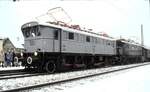 E 75 09 und E 44 002 in Ulm-Söflingen am 04.01.1987.