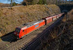 Die von der DB Cargo an die RBH (als RBH 227) vermietete 145 066-7 (91 80 6145 066-7 D-DB) hat am 07.03.2022, den 2.652 m langen Rudersdorfer Tunnel verlassen und f�hrt mit einem leeren Kohlezug auf