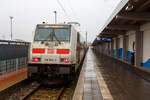 Die 146 564-0 (91 80 6146 564-0 D-DB) der DB Fernverkehr AG steht am 14 Februar 2024, mit dem IC 2039 nach Leipzig (Norddeich Mole – Bremen – Hannover – Leipzig), im Bahnhof Norddeich Mole zur Abfahrt bereit.

Die TRAXX P160 AC2 wurde 2013 von Bombardier Transportation GmbH in Kassel unter der Fabriknummer 35041 gebaut. Am 12.11.2015 wurde sie abgenommen.