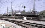 150 052-9 mit einem gemischtem G�terzug in Treuchtlingen am 09.05.1981.