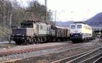 193 006-4 mit St�ckgut-Express Wagen (WMF-Fracht) und durchfahrender G�terzug mit 150 153-5 in Geislingen Steige am 23.04.1982.