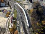ICE 3 und Schubloks in Bereitschaft 151 020-5 und 151 141-9 in Geislingen/Steige am 08.11.2015.