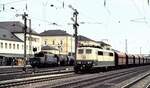 151 118-7 mit Mittelpufferkupplung und Schüttgutseitenentladewagen Ganzzug (6-achsig)und eine 194 mit Kesselwagenganzzug jn Regensburg am 25.04.1982.