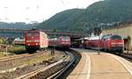 218 409-1 mit Doppelstockzug und 143 882-9 mit Nahverkehrszug (n-Wagen) und 151 022-1 kehrt von einer Schubhilfeleistung zurück in Geislingen Steige am 20.09.2012.