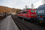 Die 151 112-0 (91 80 6151 112-0 D-KRL) der KonRail GmbH (Weisenheim am Berg) fährt am 22 Januar 2026, mit einem Kesselwagenzug (laut Warntafeln 33/1268 beladen mit Erdöldestillaten N.A.G),