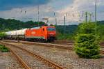 Die 152 089-9 der DB Schenker Rail Deutschland AG mit einem Kesselwagenzug, f�hrt am 08.06.2013 auf der Siegstrecke (KBS 460) in Richtung Siegen, hier kurz vor dem Bahnhof Betzdorf (Sieg).