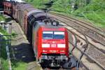 Mischguterzug mit 152 052 passiert Duisburg-Kaiserberg am 22 Mai 2017.