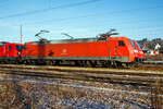 Die 152 015-4 (91 80 6152 015-4 D-DB) der DB Cargo AG ist am 15.12.2022 in Kreuztal in der Abstellgruppe abgestellt, links dahinter steht die 187 139-1eine Bombardier TRAXX F140 AC3.