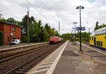 Die 152 093-1 (91 80 6152 093-1 D-DB) der DB Cargo Deutschland AG fährt am 14 Mai 2022 mit einem Containerzug durch den Bahnhof Uelzen in Richtung Hannover, während rechts der Metronom RE