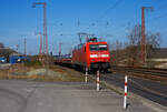 Die 152 046-9 (91 80 6152 046-9 D-DB) der DB Cargo AG fährt am 12 April 2025, mit einem kurze Warmband-Coilzug (3 sechsachsige Wagen der Gattung Sahmms 711.0), durch Rudersdorf (Kr.