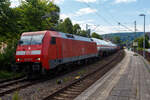 Die 152 019-6 (91 80 6152 019-6 D-DB) der DB Cargo AG fährt am 16 Juli 2025, mit einem gemischten Güterzug, durch Kirchen (Sieg) in Richtung Köln.