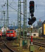 Die 181 210-6 bringt den IC 133 (Luxembourg-Koblenz-K�ln-Norddeich Mole) von Luxembourg nach Koblenz, hier am 13.04.2013 bei der Einfahrt in den Hbf Koblenz.