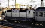 Pech gehabt: 181 220-5 mit abgerissenem Stromabnehmer - der Lokführer hält Ausschau nach der Schlepplok in der Ausfahrt von Mannheim am 17.05.1981.