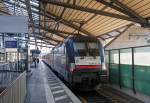   Die schwarze an die DB Regio vermietete MRCE Dispolok ES 64 U2-001 / LZB 182 501-7 (91 80 6182 501-7 D-DISPO) schiebt am 05.10.2015, den aus y-Wagen bestehenden RB 20 (Eisenach – Erfurt