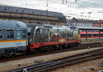 Die wunderschöne ALEX Lok 183 001-7 (91 80 6183 001-7 D-DLB)  175 Jahre Deutsche Eisenbahn  schiebt am 06 Juni 2019 einen ALEX-Zug aus den Hbf München in die Abstellgruppe. Das Design ist von der Österreicherin Gudrun Geiblinger und angelehnt an die Lokomotive  Adler 

Die Siemens ES64U4 (wie ÖBB Taurus III) wurde 2007 von Siemens in München unter der Fabriknummer 21130 gebaut. Eigentümer ist HANNOVER LEASING GmbH & Co. KG in Pullach und der Fahrzeugnutzer (Mieter) ist Die Länderbahn GmbH (DLB).

Die Elektrolokomotiven der Baureihe BR 183 (Siemens ES64U4 bei der ÖBB auch Taurus III genannt), sind Mehrsystem-Drehstrom-Universallokomotiven, die auf der Technik der Siemens-EuroSprinter-Typenfamilie basieren. Seit 2006 werden die Loks im grenzüberschreitenden Planverkehr eingesetzt. Die ÖBB besitzen derzeit 50 Lokomotiven, davon hält die letzte mit 357 km/h den Geschwindigkeits-Weltrekord für konventionelle Elektrolokomotiven.

