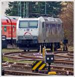 Die 185 540-2   Kassel Huskies  (eine Bombardier TRAXX F140 AC 1) der TXLogistik AG abgestellt am 13.04.2013 beim Hbf Koblenz.