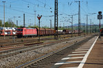 DB: G�terzug mit der 185 112-0 auf die Abfahrt wartend im G�terbahnhof Weil am Rhein am 6.