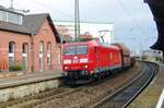 Am 16 September 2011 dönnert ein Kohlezug mit 185 064 an der Spitze durch Völklingen.