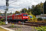 Während am 04.10.2021 hinten ein HLB LINT zum Tanken rangiert fährt die 185 148-4 (91 80 6185 148-4 D-DB) der DB Cargo mit einem sehr langen leeren Coilzug durch Betzdorf (Sieg) in Richtung