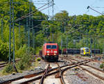   Der Fotograf wurde bereits von weitem am Bahnsteig gesehen und vom Lokführer mit Fernlicht begrüßt....