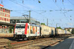 Die f�r Kombiverkehr werbende 185 664 () durchf�hrt mit einem Klv den Bahnhof M�nchen Heimeranplatz in Richtung Laim.